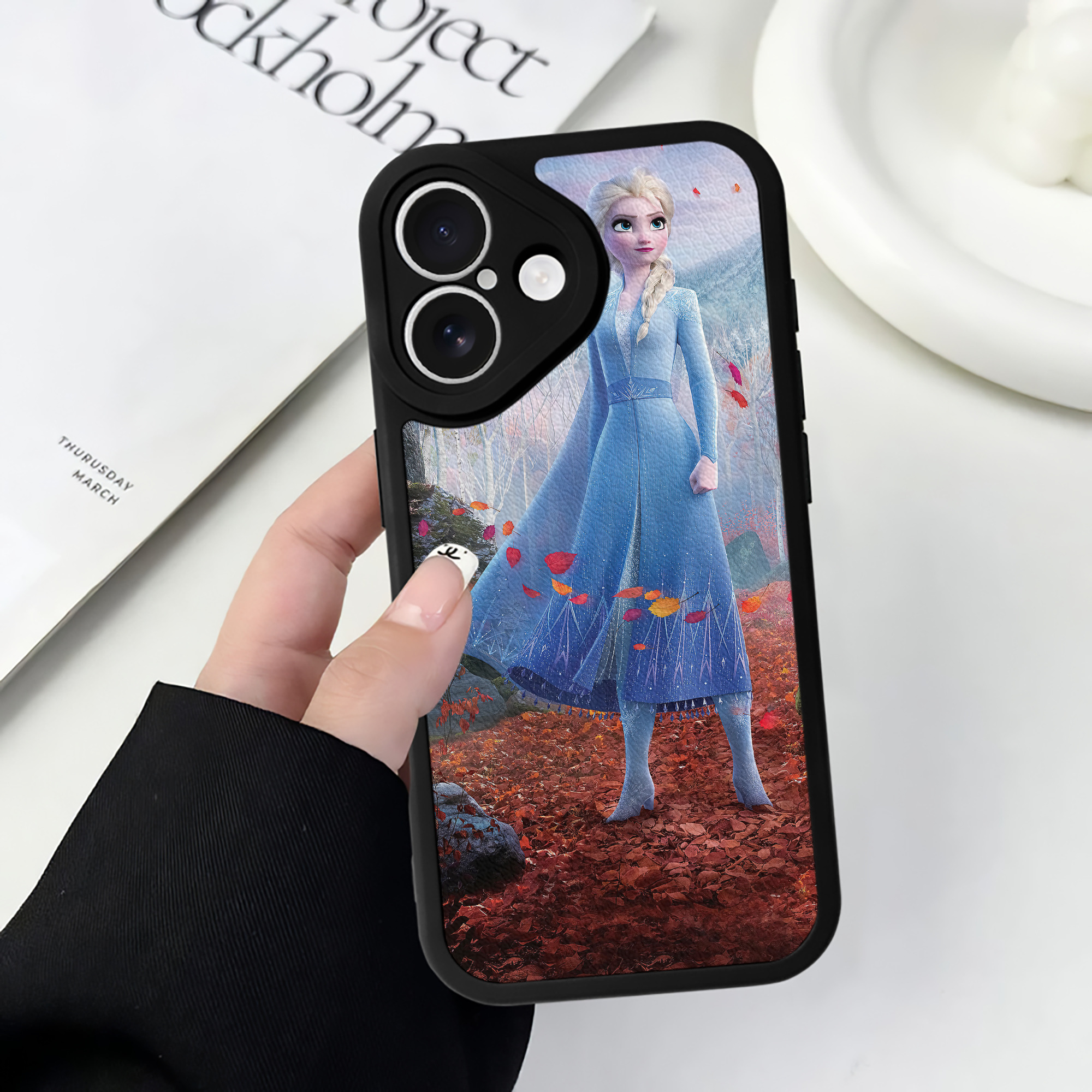 （画像用） アナと雪の女王 アンナ エルサ Frozen Anna Elsa 【iPhone 16シリーズ対応】シリコンスマホケース（レザー調） 材質：シリコン